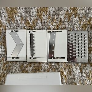 Pampered Chef Ultimate Mandoline Blade Storage BOX WITH 4 BLADES. CLEAN